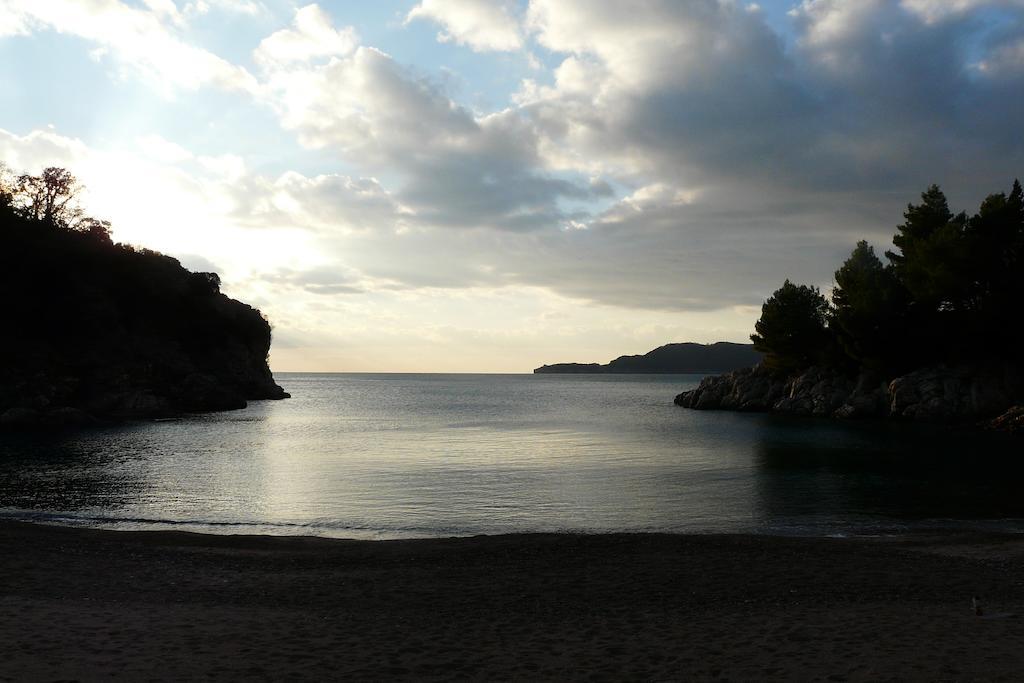 Guest House Zivkovic Sveti Stefan Ngoại thất bức ảnh